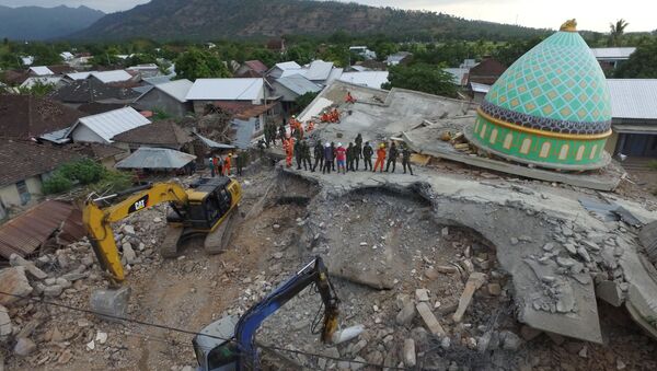 An aerial view of the collapsed Jamiul Jamaah mosque where rescue workers and soldiers search for earthquake victims in Pemenang, North Lombok - 俄罗斯卫星通讯社