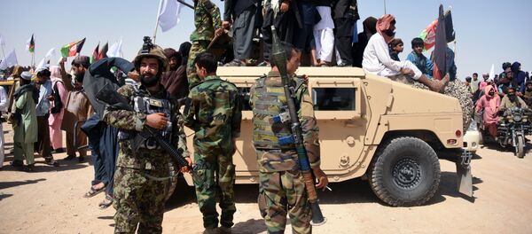 Afghan Taliban militants and residents stand on a armoured Humvee vehicle of the Afghan National Army - 俄罗斯卫星通讯社