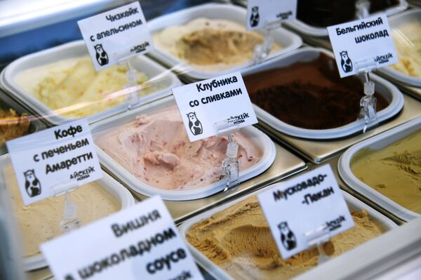 在俄羅斯,冰淇淋的價格很低廉,一個冰欺凌50-100盧布不等,雖然價格低,但是口味也並不比歐洲的冰欺凌差 在俄羅斯,冰淇淋的價格很低廉,一個冰欺凌50-100盧布不等,雖然價格低,但是口味也並不比歐洲的冰欺凌差 - 俄羅斯衛星通訊社