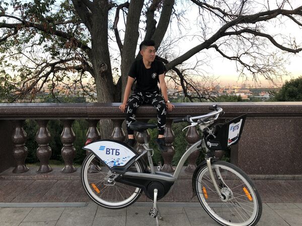 張同學在麻雀山騎俄羅斯共享單車遊玩 張同學在麻雀山騎俄羅斯共享單車遊玩 - 俄羅斯衛星通訊社