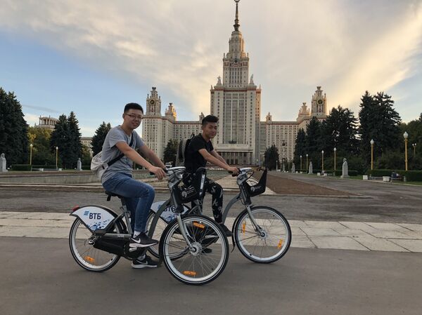 李同學和張同學在莫斯科大學附近租賃俄羅斯共享單車 李同學和張同學在莫斯科大學附近租賃俄羅斯共享單車 - 俄羅斯衛星通訊社