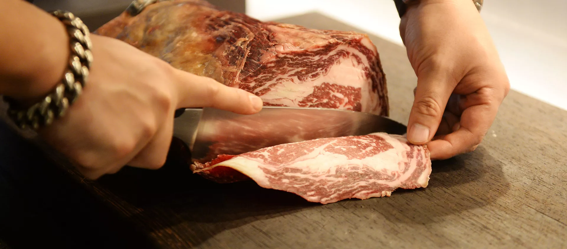 Chef and owner of steak restaurant cutting beef imported from the US, at his restaurant in Shanghai - 俄羅斯衛星通訊社, 1920, 13.01.2020