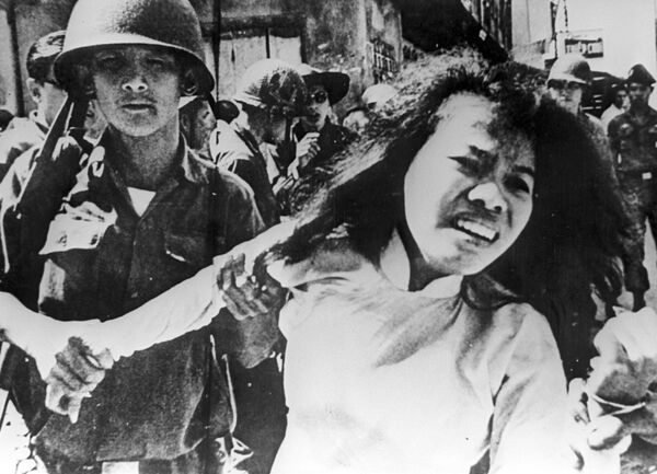 1971年,身为美国国务院军事分析员和兰德公司(为美国政府提供调研服务的分析中心)雇员的埃尔斯伯格向媒体披露了有关国家最高领导层在越南战争期间的行动机密。 此举几乎让埃尔斯伯格赔上自由,但却在终止战争和弹劾理查德∙尼克松总统方面发挥了作用。 1971年,身为美国国务院军事分析员和兰德公司(为美国政府提供调研服务的分析中心)雇员的埃尔斯伯格向媒体披露了有关国家最高领导层在越南战争期间的行动机密。 此举几乎让埃尔斯伯格赔上自由,但却在终止战争和弹劾理查德∙尼克松总统方面发挥了作用。 - 俄罗斯卫星通讯社