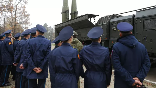 Воспитанники Краснодарского президентского кадетского училища осматривают оперативно-тактический комплекс Искандер-М - 俄羅斯衛星通訊社