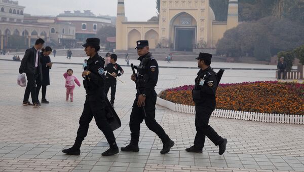 Uighur security personnel patrol near the Id Kah Mosque in Kashgar in western China's Xinjiang region - 俄羅斯衛星通訊社