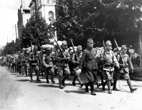 日本軍隊在首爾中心(照片拍攝於1910年至1945年日本殖民下的朝鮮)。 日本軍隊在首爾中心(照片拍攝於1910年至1945年日本殖民下的朝鮮)。 - 俄羅斯衛星通訊社