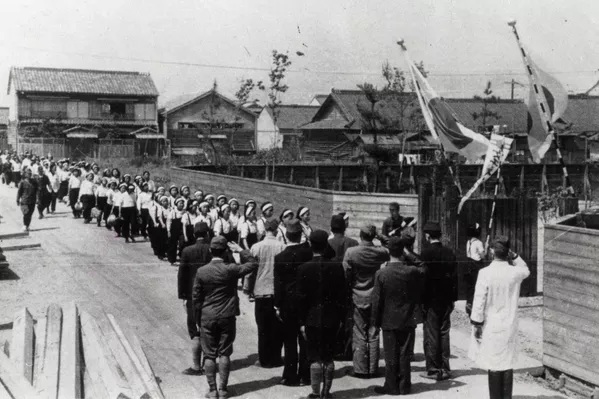 朝鮮大學生在日本士兵看管下去上班(照片拍攝於1910年至1945年日本殖民統治下的朝鮮)。 朝鮮大學生在日本士兵看管下去上班(照片拍攝於1910年至1945年日本殖民統治下的朝鮮)。 - 俄羅斯衛星通訊社