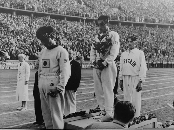 朝鮮運動員宋基仲和南昇竜在1936年柏林奧運會馬拉松比賽的頒獎儀式上被迫用日本名字並在日本國旗下接受頒獎。 朝鮮運動員宋基仲和南昇竜在1936年柏林奧運會馬拉松比賽的頒獎儀式上被迫用日本名字並在日本國旗下接受頒獎。 - 俄羅斯衛星通訊社