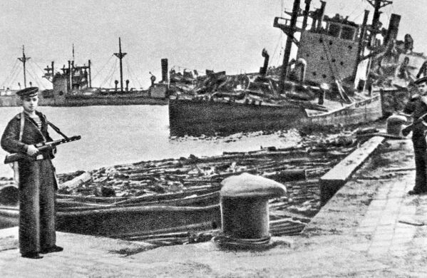 被蘇聯空軍摧毀的日本艦艇停泊在羅津港。 - 俄羅斯衛星通訊社