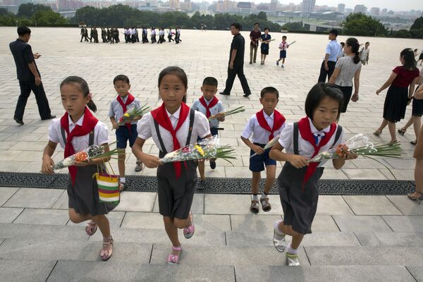 第二次世界大战结束日和从日本殖民统治下解放周年纪念日，朝鲜中小学生们向平壤金日成和金正日纪念碑献花。 - 俄罗斯卫星通讯社