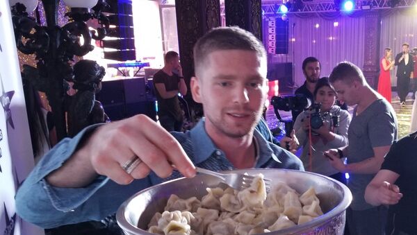 俄冰球運動員葉甫蓋尼·庫茲尼佐夫吃了斯坦利杯中的餃子 - 俄羅斯衛星通訊社