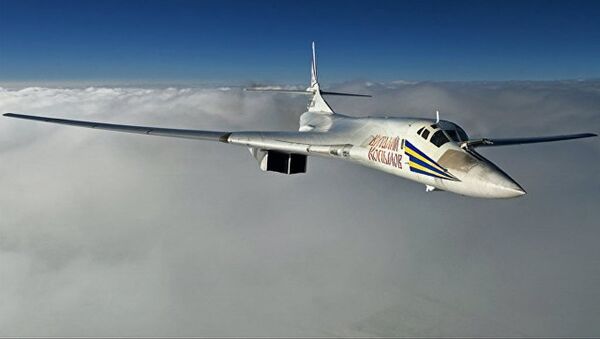 俄羅斯戰略轟炸機圖-160飛越北極 - 俄羅斯衛星通訊社