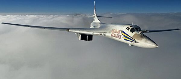 俄羅斯戰略轟炸機圖-160飛越北極 - 俄羅斯衛星通訊社