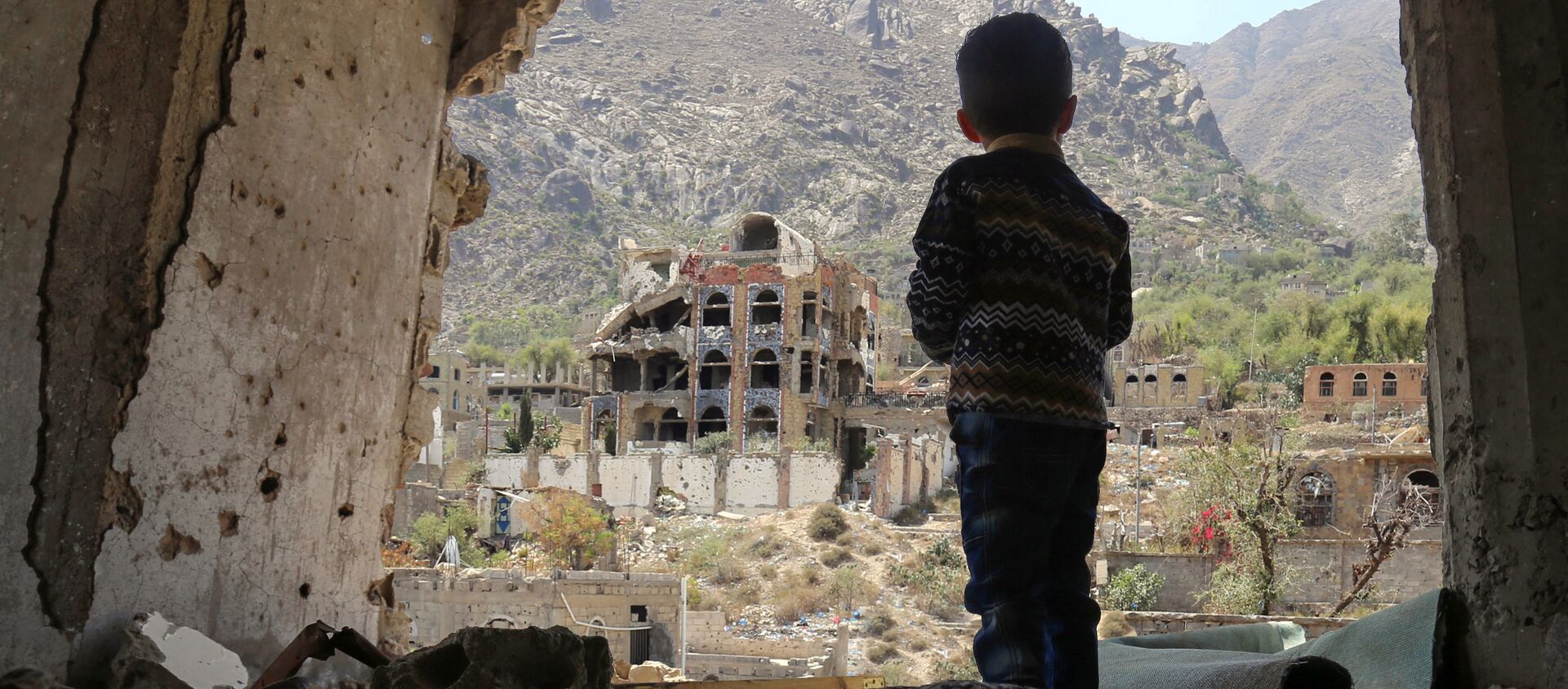 Мальчик в разрушенных в результате авиаудара зданиях в городе Таиз, Йемен - 俄羅斯衛星通訊社, 1920, 20.10.2021
