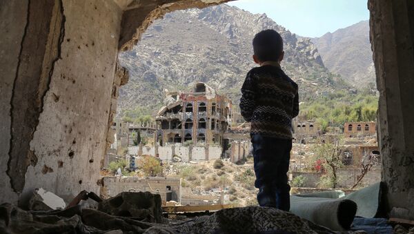Мальчик в разрушенных в результате авиаудара зданиях в городе Таиз, Йемен - 俄罗斯卫星通讯社