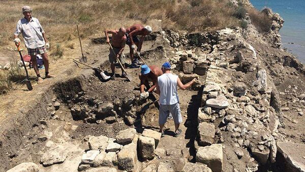 考古学家在克里米亚发现一古墓 墓壁雕有古希腊神像 - 俄罗斯卫星通讯社