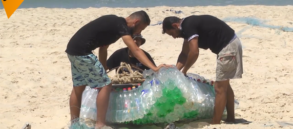 巴勒斯坦漁民用塑料瓶造船 - 俄羅斯衛星通訊社