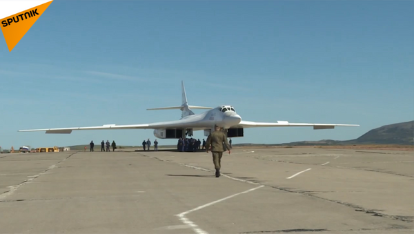 俄圖-160戰略轟炸機首降北極機場 - 俄羅斯衛星通訊社
