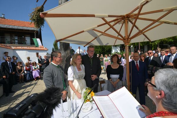 奥地利外长卡琳·克奈斯尔的婚礼和财政学家沃尔夫冈·麦林格尔 - 俄罗斯卫星通讯社
