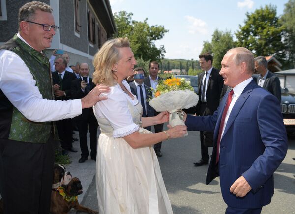 弗拉基米尔·普京向奥地利外长赠送鲜花 - 俄罗斯卫星通讯社