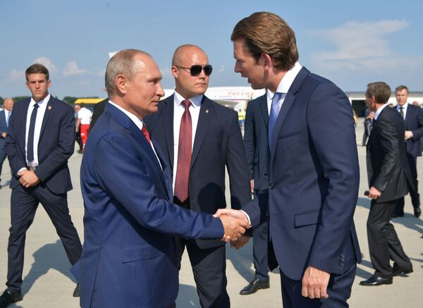 弗萊基米爾·普京和奧地利總理塞巴斯蒂安·庫爾茨在格拉茨機場 - 俄羅斯衛星通訊社