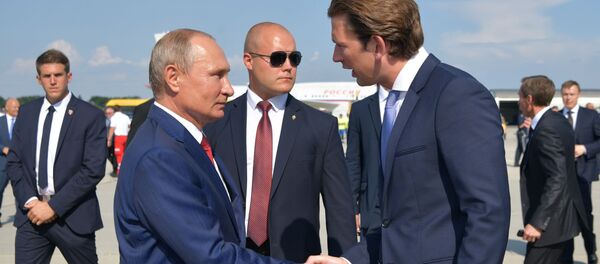 Президент России Владимир Путин и федеральный канцлер Австрии Себастьян Курц в аэропорту Граца - 俄罗斯卫星通讯社