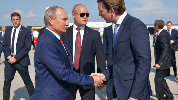 Президент России Владимир Путин и федеральный канцлер Австрии Себастьян Курц в аэропорту Граца - 俄羅斯衛星通訊社