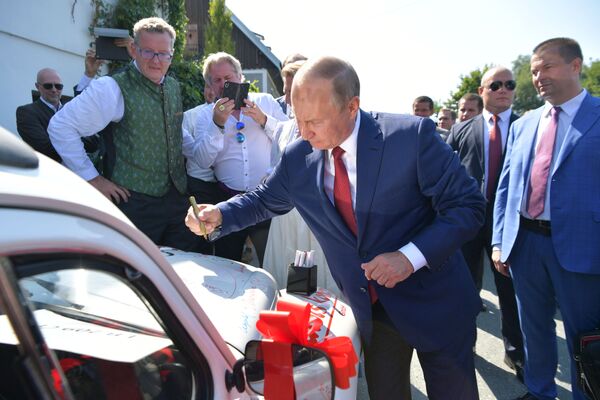 俄羅斯總統弗拉基米爾·普京在汽車上為新婚夫婦寫下祝福 - 俄羅斯衛星通訊社
