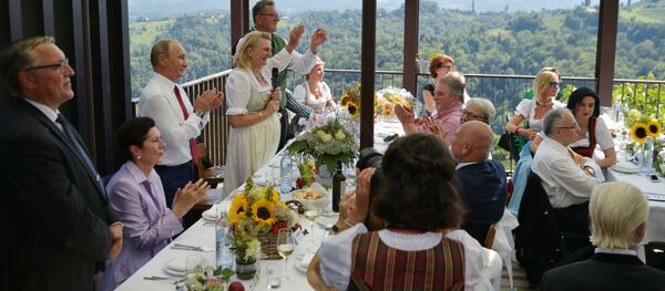 Президент России Владимир Путин на свадьбе министра иностранных дел Австрии Карин Кнайсль и финансиста Вольфганга Майлингера Президент России Владимир Путин на свадьбе министра иностранных дел Австрии Карин Кнайсль и финансиста Вольфганга Майлингера - 俄羅斯衛星通訊社