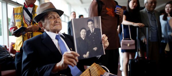 第一批韩国人抵达韩朝边境参加家庭见面会 - 俄罗斯卫星通讯社