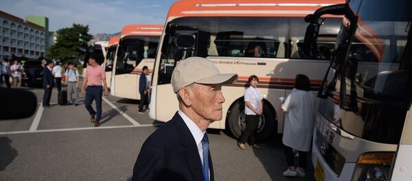 Группа жителей Южной Кореи отправилась в КНДР на встречу с родственниками Группа жителей Южной Кореи отправилась в КНДР на встречу с родственниками - 俄罗斯卫星通讯社