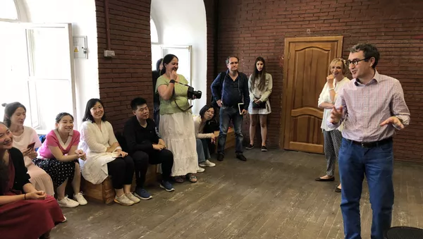 俄羅斯戲劇藝術學院院長格里高·扎斯列夫斯基來到上戲學生最後一堂課上
