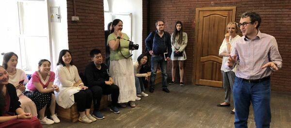 俄罗斯戏剧艺术学院院长格里高·扎斯列夫斯基来到上戏学生最后一堂课上 - 俄罗斯卫星通讯社