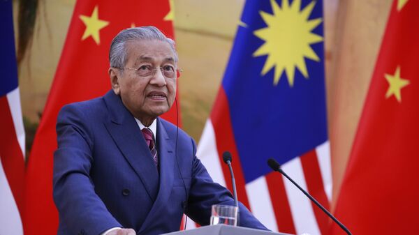 Malaysia's Prime Minister Mahathir Mohamad speaks during a joint press conference with China's Premier Li Keqiang  - 俄羅斯衛星通訊社