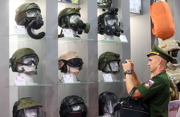 一名軍人在拍攝裝甲車頭盔 - 俄羅斯衛星通訊社