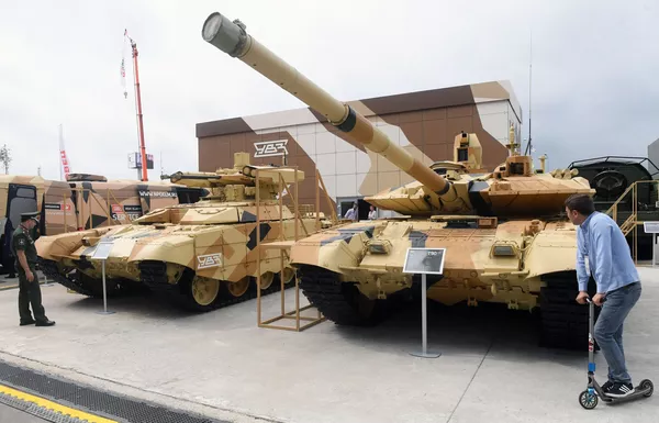BMPT坦克支援戰車終結者（左）和T-90A坦克 - 俄羅斯衛星通訊社