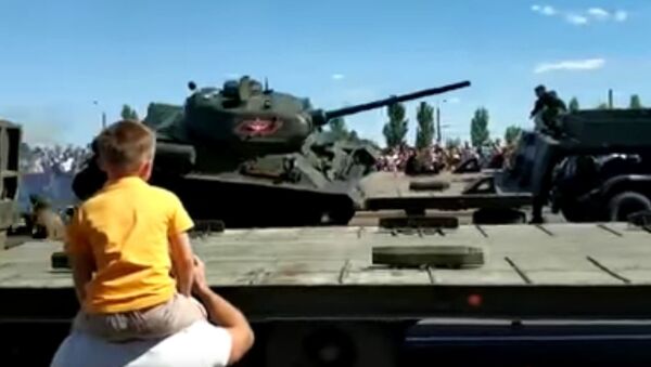 库尔斯克市阅兵式后一辆T-34坦克翻车 - 俄罗斯卫星通讯社