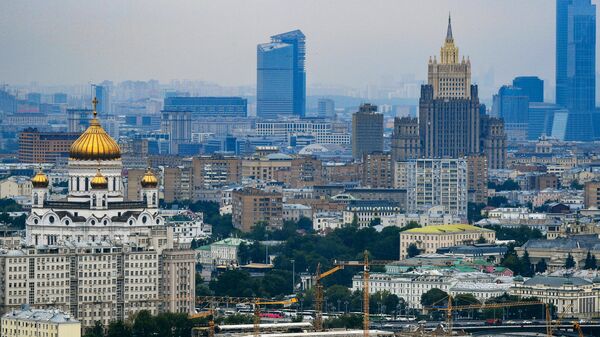 Храм Христа Спасителя (слева), высотное здание министерства иностранных дел РФ в Москве - 俄羅斯衛星通訊社