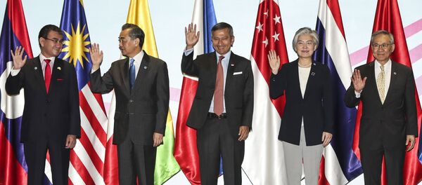 From left; Japan's Foreign Minister Taro Kono, China's Foreign Minister Wang Yi, Singapore's Foreign Minister Vivian Balakrishnan, South Korea's Foreign Minister Kang Kyung-wha and Thailand's Foreign Minister Don Pramudwinai pose for a group photo during the ASEAN Plus Three Ministerial Meeting - 俄罗斯卫星通讯社