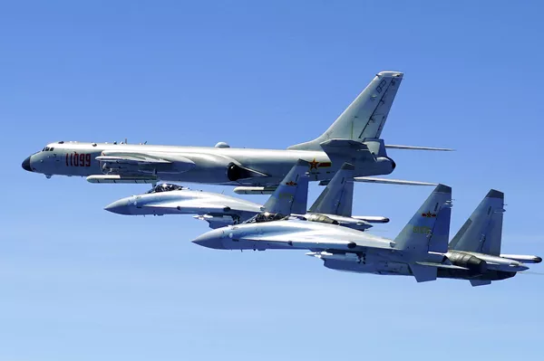 兩架蘇-35戰機為轟-6H護航 兩架蘇-35戰機為轟-6H護航 - 俄羅斯衛星通訊社