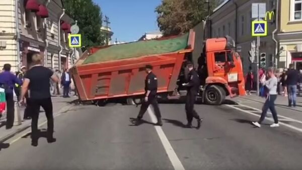 莫斯科市中心一辆卡车掉入地下 - 俄罗斯卫星通讯社