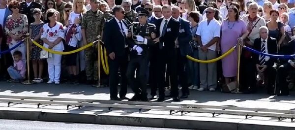 波罗申科阅兵式上讲话时一名仪仗队士兵身体不适 波罗申科阅兵式上讲话时一名仪仗队士兵身体不适 - 俄罗斯卫星通讯社