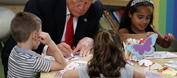 Трамп неправильно раскрасил флаг США на встрече с детьми - 俄罗斯卫星通讯社