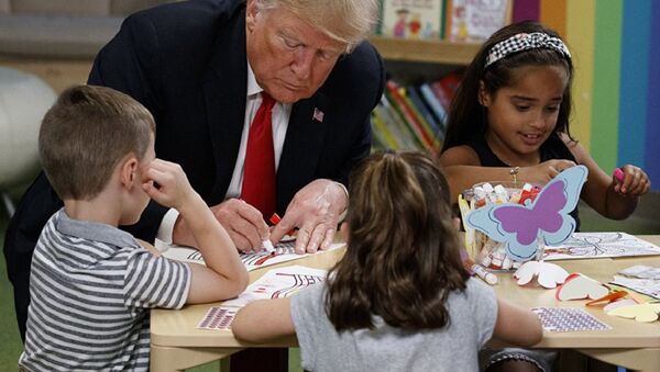 Трамп неправильно раскрасил флаг США на встрече с детьми - 俄罗斯卫星通讯社