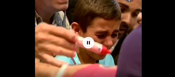 巴萨小球迷见到梅西激动落泪 - 俄罗斯卫星通讯社