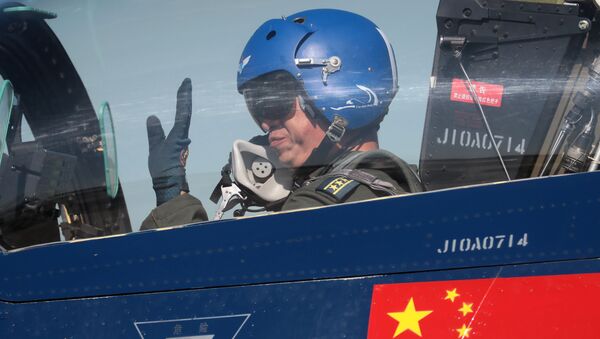 Пилот в многоцелевом истребителе четвертого поколения 6xJ-10 авиационной группы высшего пилотажа КНР Первое августа  - 俄羅斯衛星通訊社