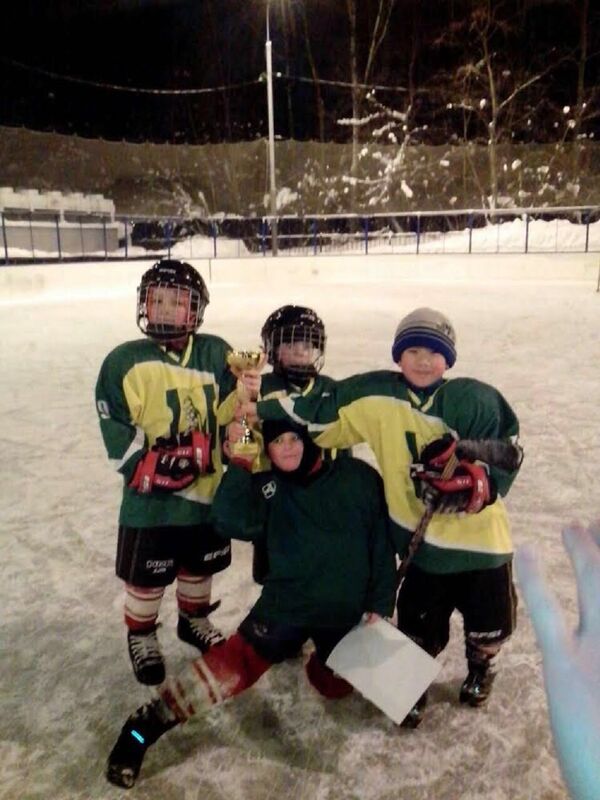 赵女士的儿子和当地同学一起参加冰球比赛 - 俄罗斯卫星通讯社