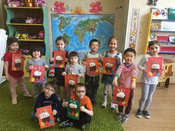 吉马在幼儿园和当地小朋友一起做手工 - 俄罗斯卫星通讯社