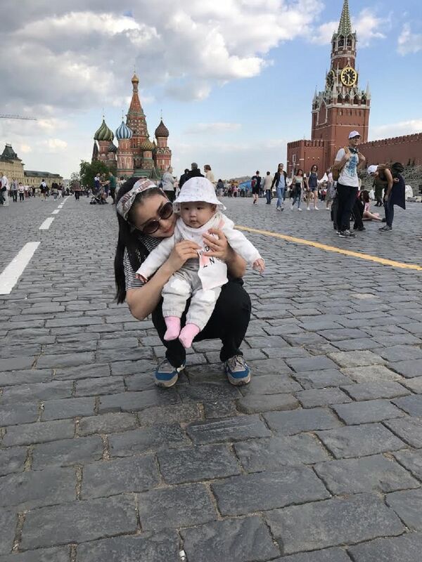薛女士带女儿来红场游玩 - 俄罗斯卫星通讯社