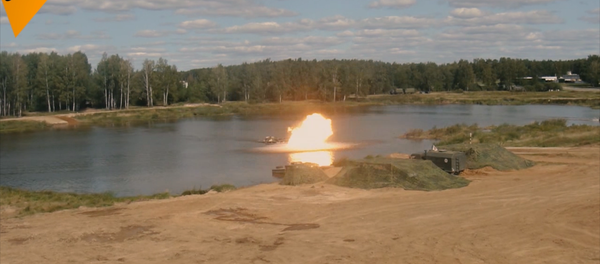 空降战车穿越水上障碍物 - 俄罗斯卫星通讯社